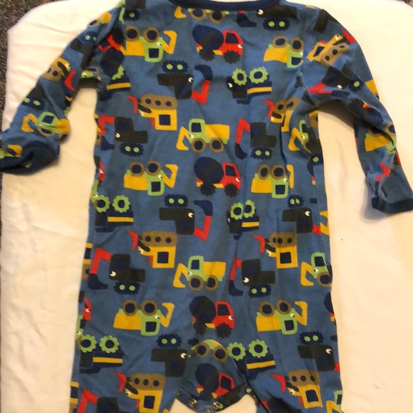 6-9 month snap up jammies - Picture 4 of 4